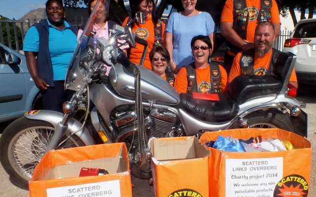  Die Scattered Links, Overberg Chapter se Gansbaai Motorfiets-tak, tydens die oorhandiging van donasies aan Gansbaai Elim Huis, met agter vlnr Sanna Wessels, Joanne Swart, Wilma van der Merwe, Sonja van Straten, Hansie van der Merwe, Gail Marais en Juanita en Pieter Maree 